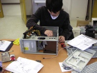 最初はCDD, HDD, FDD などドライブ類と取り付けです.